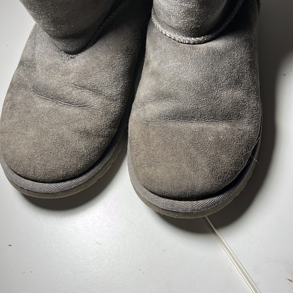 UGGS - Picture 3 of 6